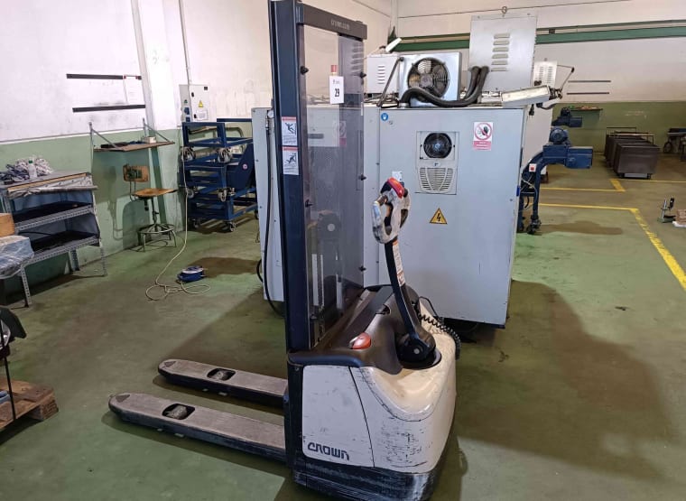 CROWN WF 3000-1.0 NT Electric Pallet Stacker