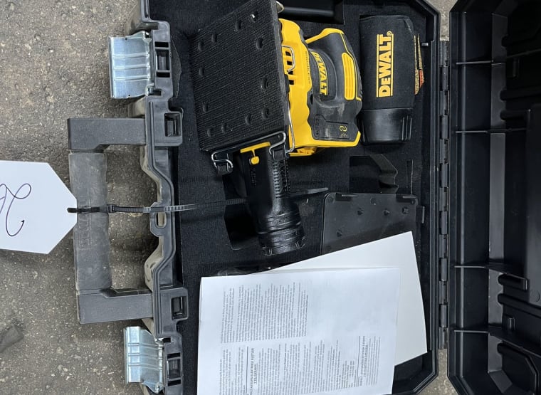 DEWALT DCW 200 orbital sander