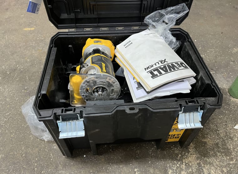 DEWALT DCW 600 router