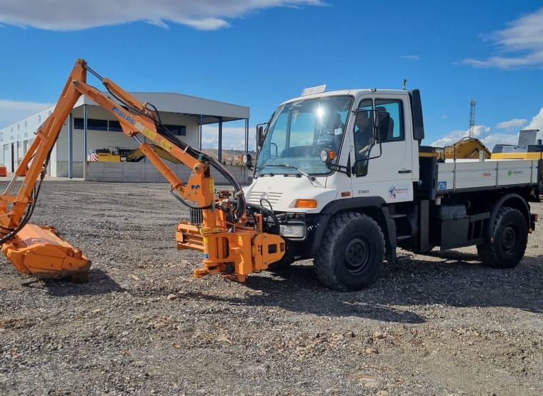 MERCEDES BENZ UNIMOG U 300 Utility Truck with Accesories