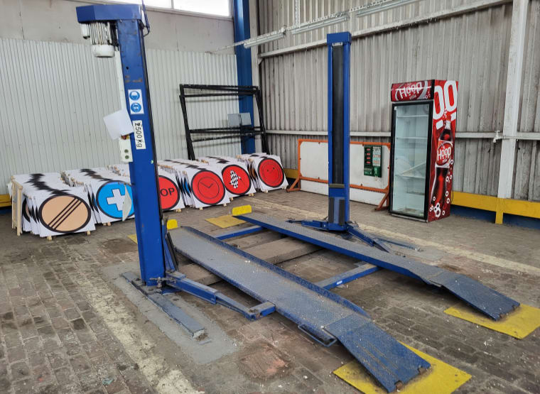 PZTSŁ SDO-25 Two Column Car Lift
