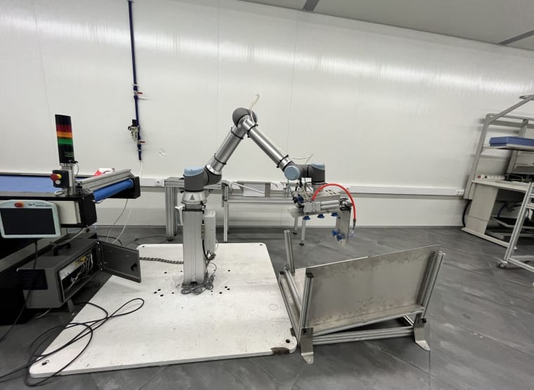 UNIVERSAL ROBOTS UR10E Robot witn Lifting Column and Gripper