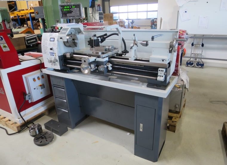 UWM 320 x 900 Vario/DRO Center lathe